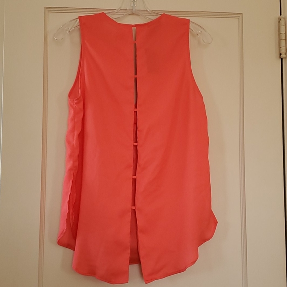 Two Arrows Sleeveless Top - Picture 2 of 5